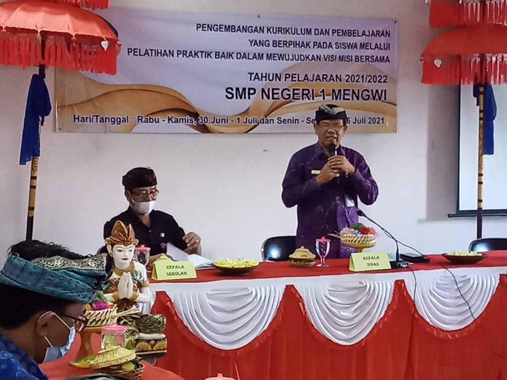 Bapak Plt Kadis Disdikpora membuka workshop review kurikulum di SMP N 1 Mengwi